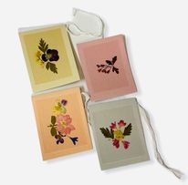 Dobbelt kort med snor 8x6,5 cm med ekte tørkede blomster